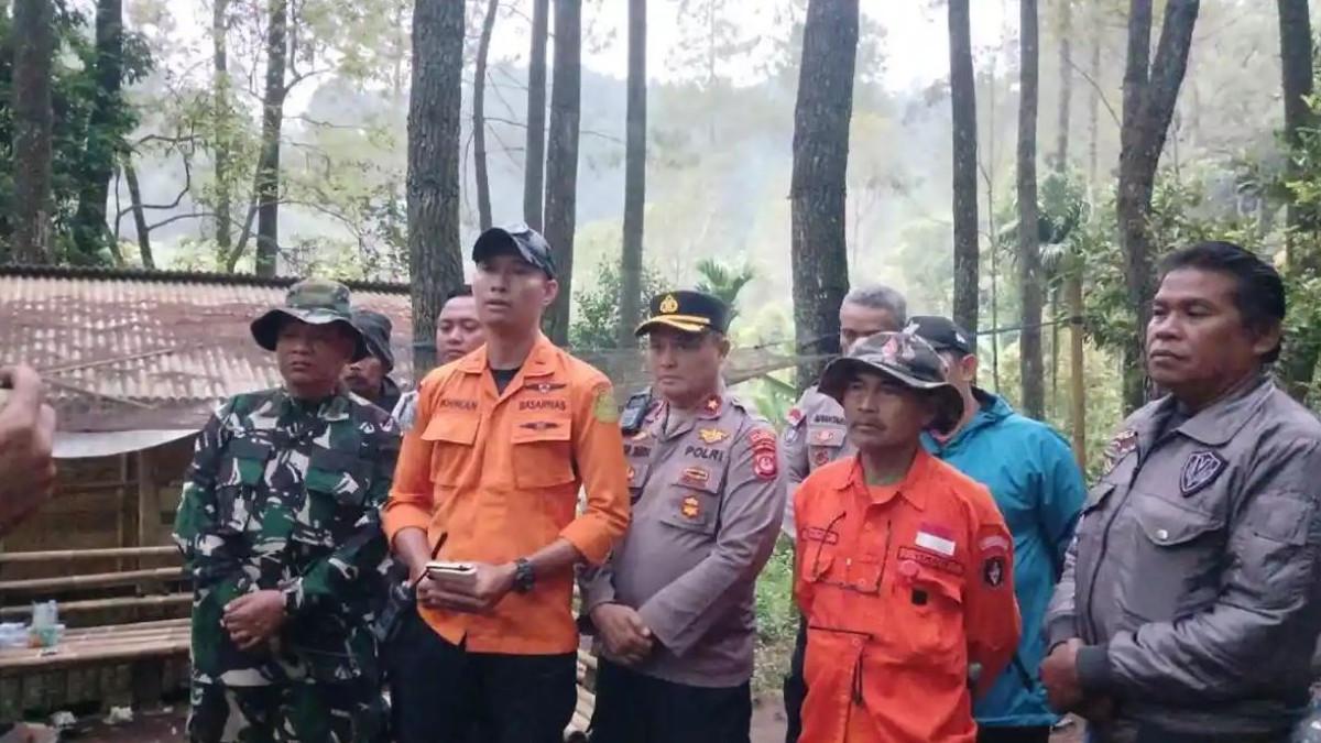 Ikhwan, Komandan Tim SAR Gabungan. Pihak ITB terjun langsung ke Gunung Puntang untuk mendampingi keluarga Arief Wibisono. Dekan FTSL menegaskan fokus utama saat ini adalah mendukung penuh proses pencarian.