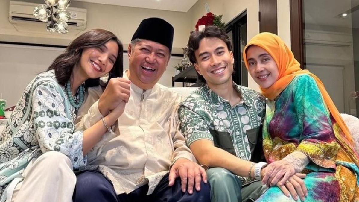 Harry Kiss membagikan momen haru saat menghadiri acara ulang tahun ibunda Sheila Dara yang sekaligus menjadi ajang silaturahmi dua keluarga besar.