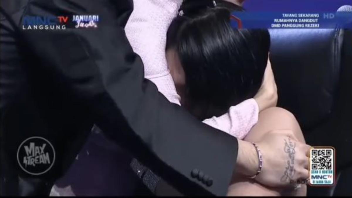 Iis Dahlia tampak menjadi sandaran Denada saat menangis.