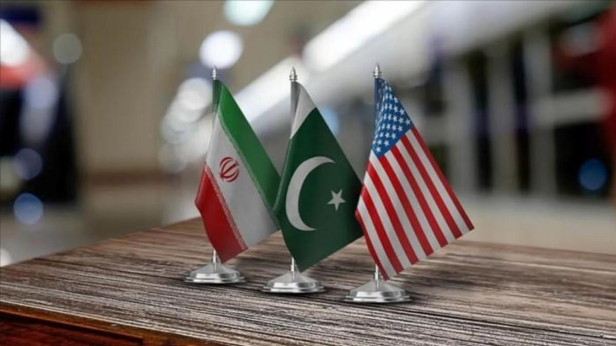 PEMBUKAAN SELAT HORMUZ - Ilustrasi bendera Pakistan, Amerika Serikat, dan Iran yang merepresentasikan peran Islamabad sebagai mediator dalam upaya negosiasi kesepakatan damai antara Washington dan Teheran untuk mengakhiri konflik dan membuka kembali Selat Hormuz.