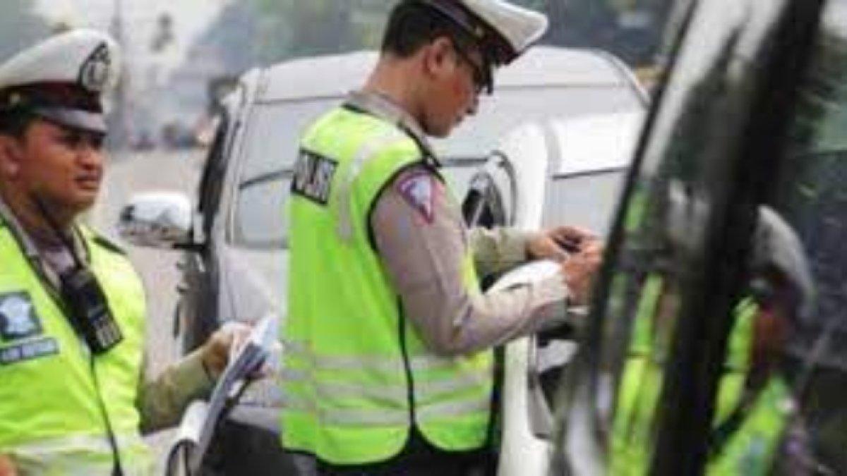 VIRAL Gegara Kebut-kebutan, Pengendara Mobil Mencak-mencak Ogah Ditilang, Tangan Polisi Dicakar