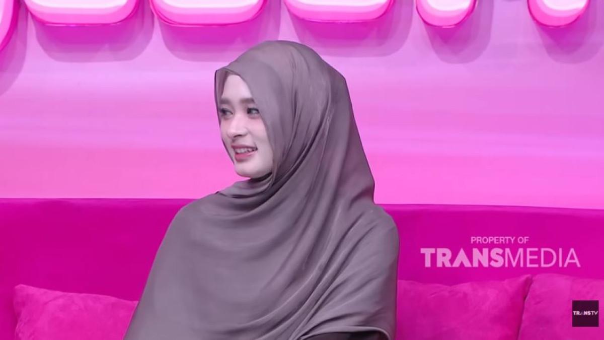 Inara Rusli mengakui bahwa kedekatan mereka terjalin karena berada dalam lingkar pertemanan yang sama.