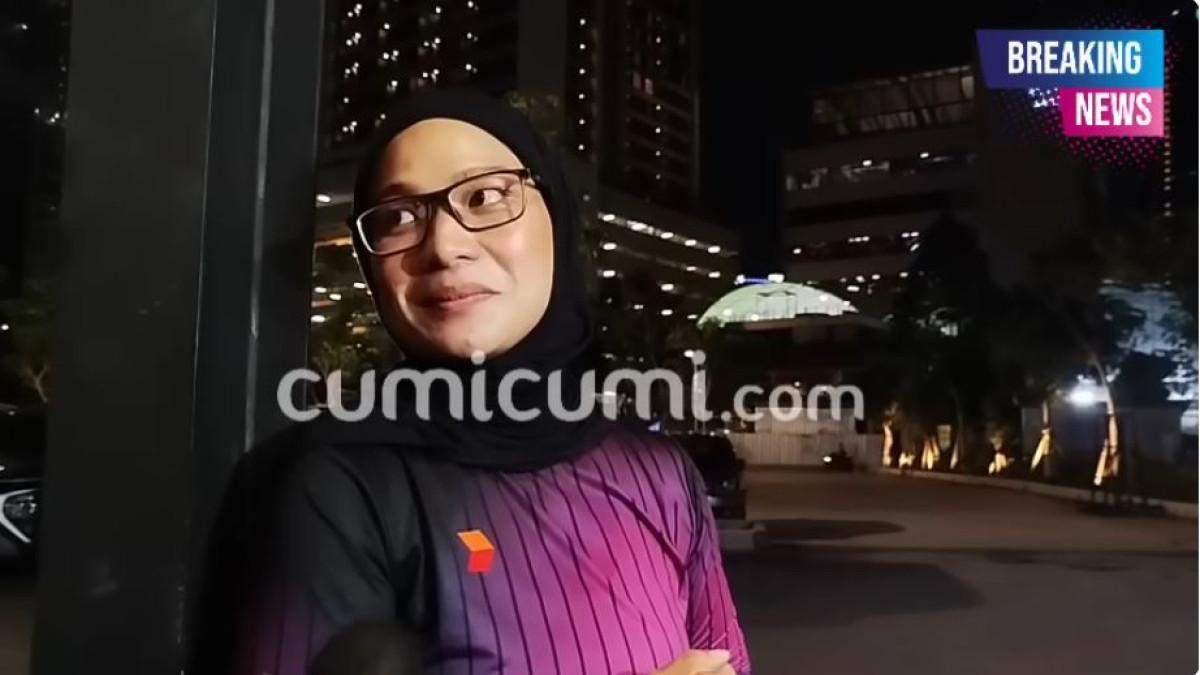 Inara Rusli sampai tak kuasa menahan tangis ketika ia meminta maaf kepada manajernya, Karina Putri.