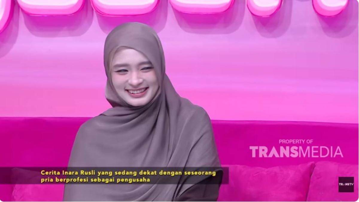Inara Rusli sempat mengakui bahwa dirinya memang sedang dekat dengan seorang pengusaha.