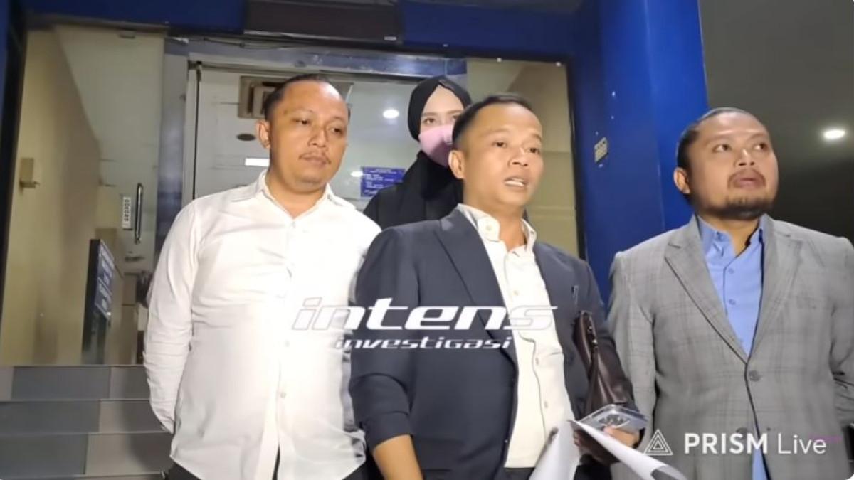 Inara Rusli tertipu dengan pengakuan Insanul Fahmi yang awalnya lajang ternyata sudah memiliki istri sah. Kini gerak cepat laporkan suami sirinya ke  polisi.