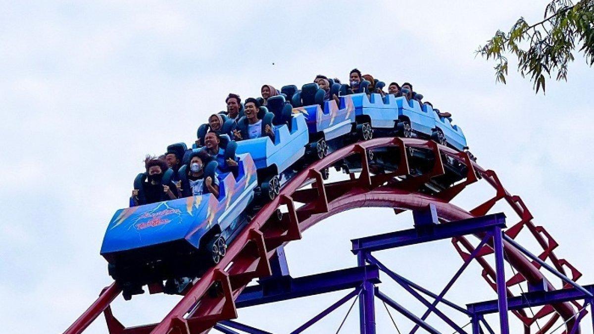 INFO DUFAN - Wisatawan tengah menjajal wahana seru di Dufan.
