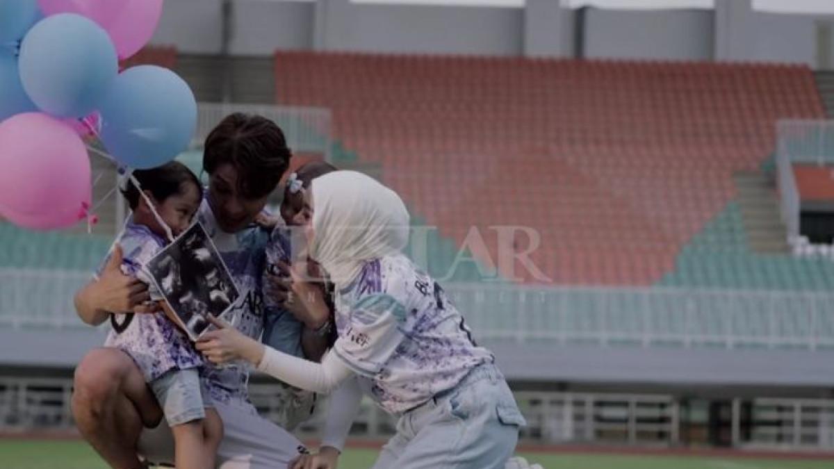 Lesti Kejora dan Rizky Billar akhirnya membagikan kabar bahagia ke publik. Melalui unggahan video di Instagram, mengumumkan kehamilan anak ketiga mereka