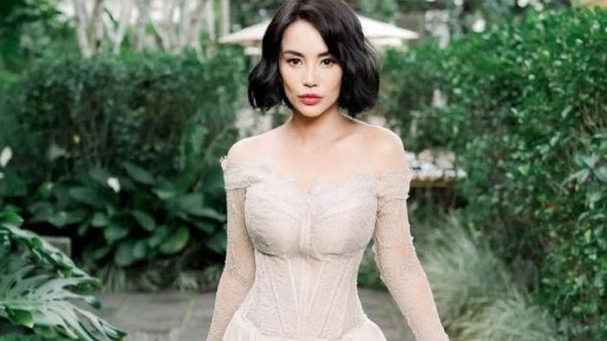 Setelah video Ari Lasso viral karena diduga berbicara dengan nada tinggi kepada kekasihnya, Dearly Djoshua akhirnya buka suara.