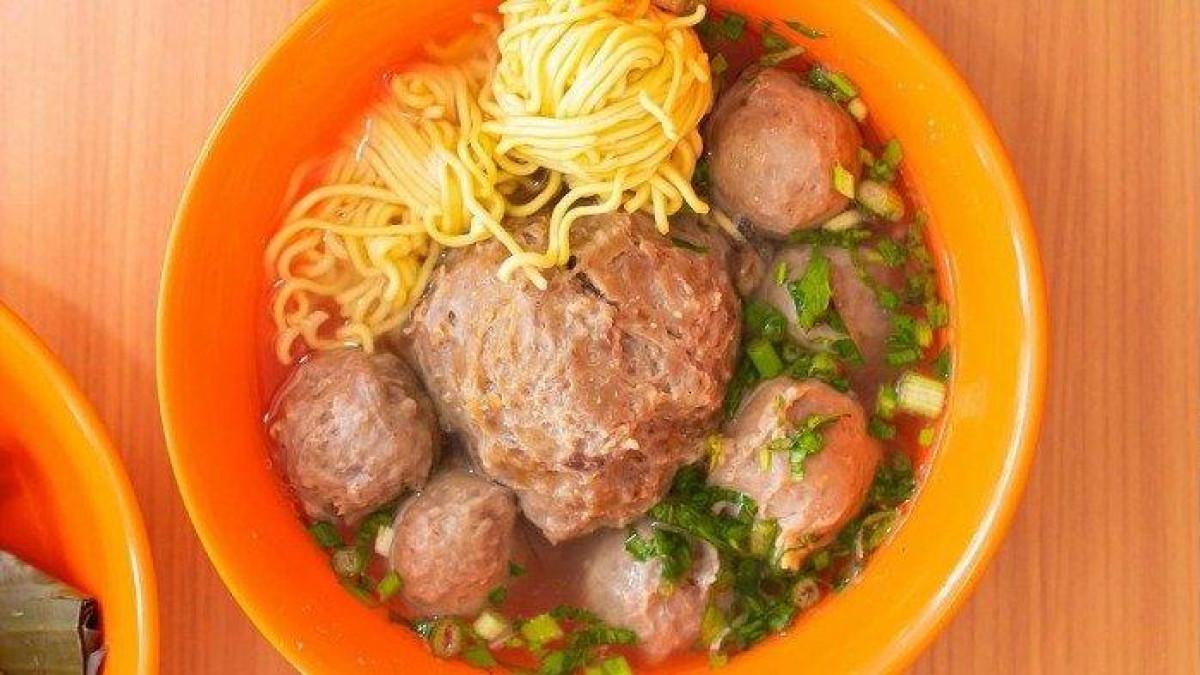 BAKSO DAMAS - Rekomendasi tempat makan siang enak di Malang yang patut untuk dijajal.
