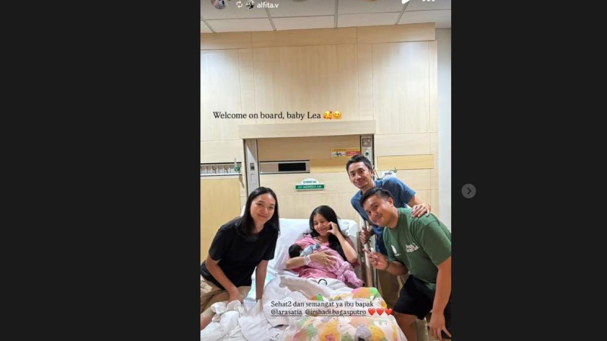 KABAR TERBARU - Irshadi Bagas membawa kabar bahagia. Ia dan sang istri, Larasati Ayuningrum dikaruniai anak pertama mereka pada Minggu (12/10).