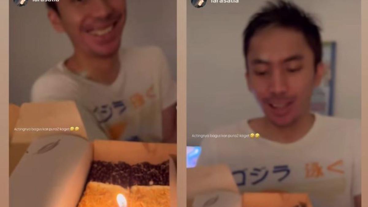 KABAR TERBARU - Irshadi Bagas yang berzodiak Aries pun terlihat bahagia dan langsung meniup lilin di atas kue tersebut.