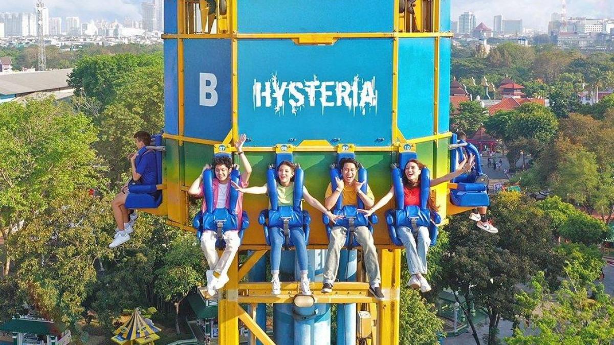WISATA WAHANA - Wisatawan tengah menjajal wahana seru di Dufan.