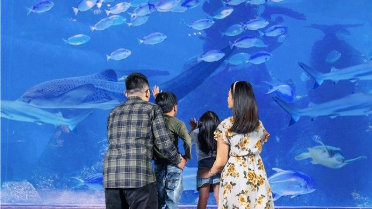JAKARTA AQUARIUM - Pengunjung mengajak anak-anak menikmati liburan long weekend di Jakarta Aquarium - Jalan Letjen S Parman Grogol Petamburan, Jakarta Barat.