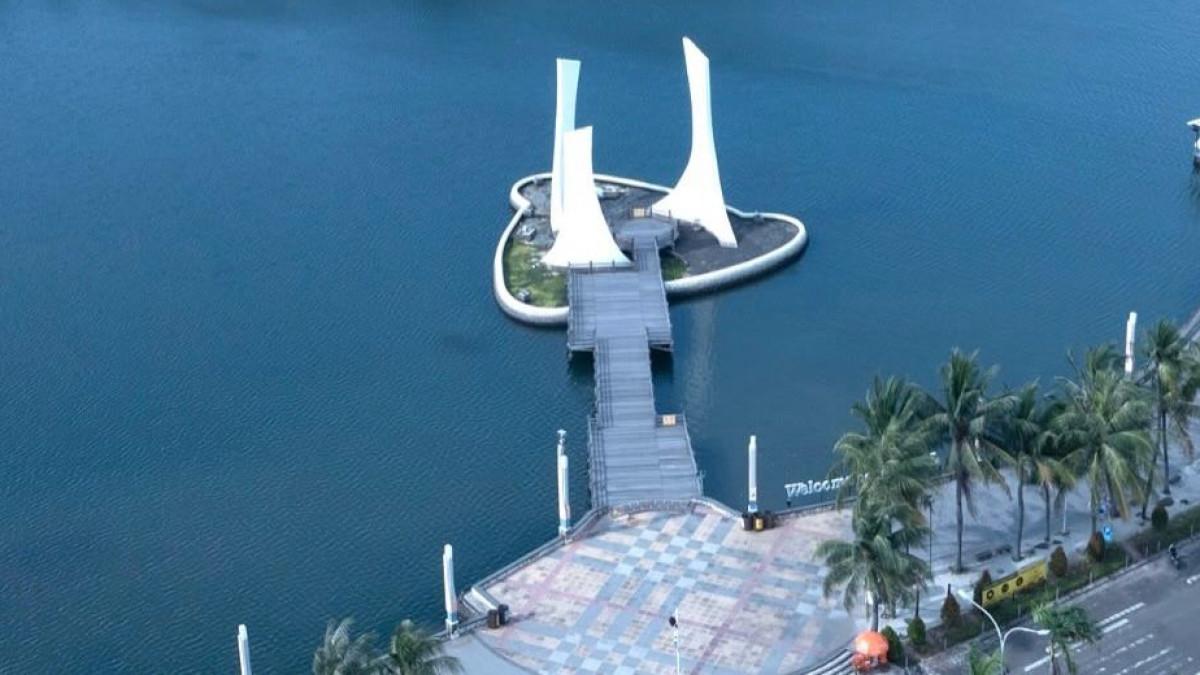 TEMPAT WISATA - Pengunjung menghabiskan liburan long weekend ke Pantai Ancol, Jakarta Utara.
