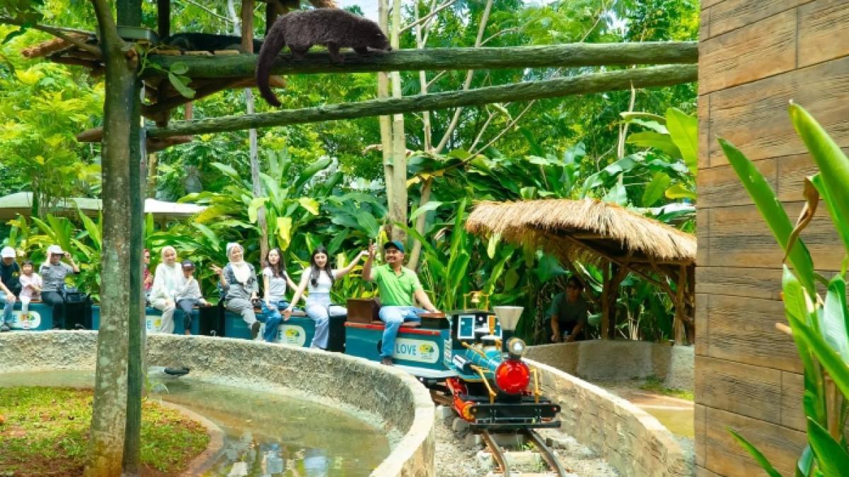 TEMPAT WISATA - Pengunjung nyobain wahana permainan di Aviary Park Indonesia, tempat wisata ramah keluarga di Tangerang Selaran, Banten.