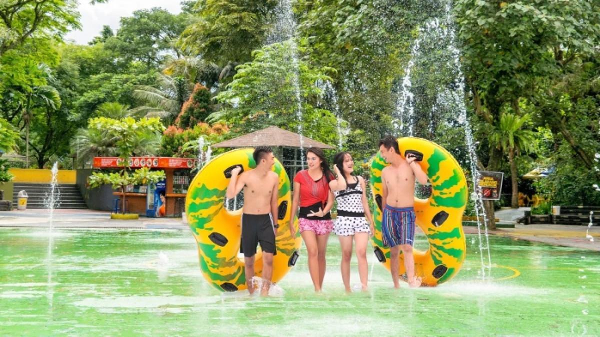WISATA BOGOR - Wisatawan liburan ke The Jungle Waterpark, tempat wisata populer di Bogor, Jawa Barat.