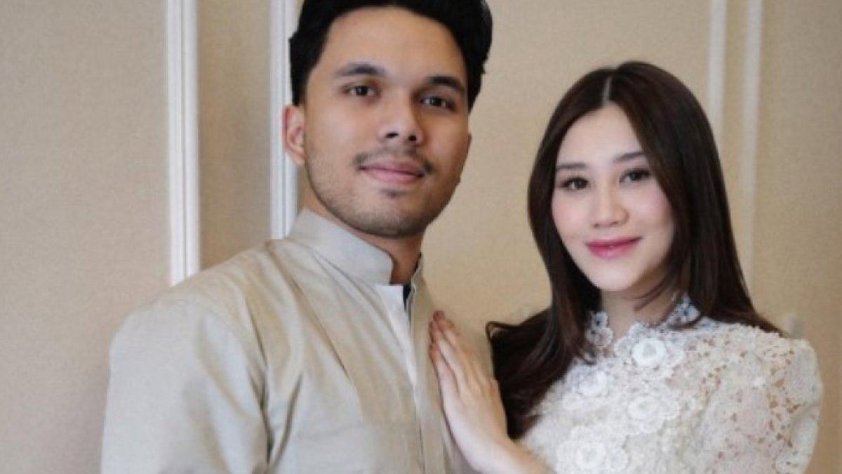 Aaliyah yang terbiasa hidup di lingkungan tenang dan teratur, sempat merasa kaget saat mengenal lebih dekat kehidupan keluarga Thariq.
