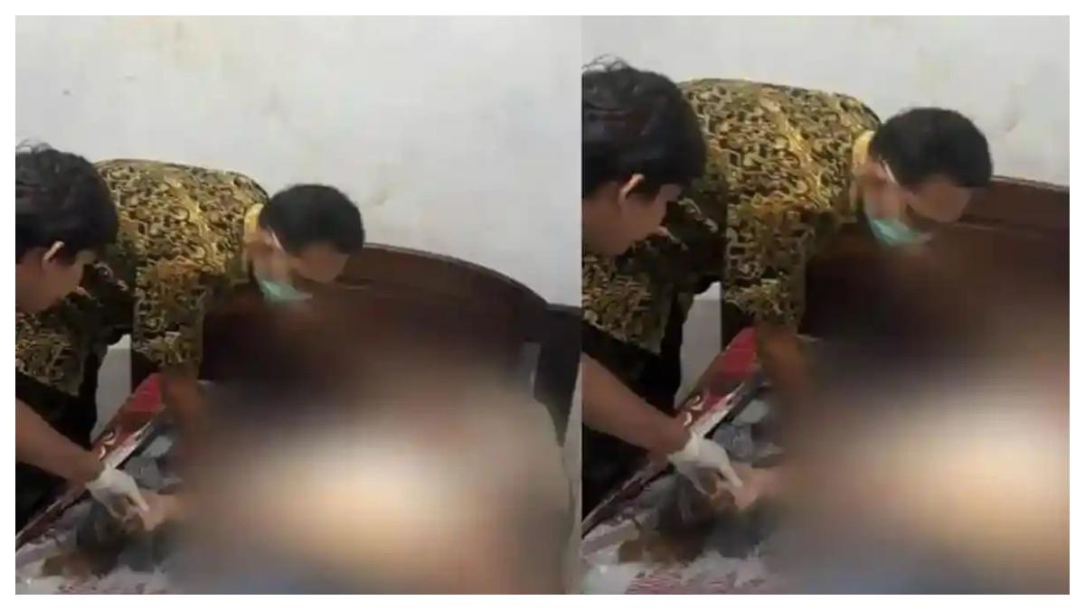 TEWAS DI HOTEL - Jenazah wanita 51 tahun yang meninggal dunia saat menginap di salah satu hotel melati di wilayah Kecamatan Gambiran, Kabupaten Banyuwangi, Selasa (11/11/2025) malam. Ia meninggal ketika menginap bersama seorang teman prianya berinisial AS (31) lalu berhubungan suami istri.
