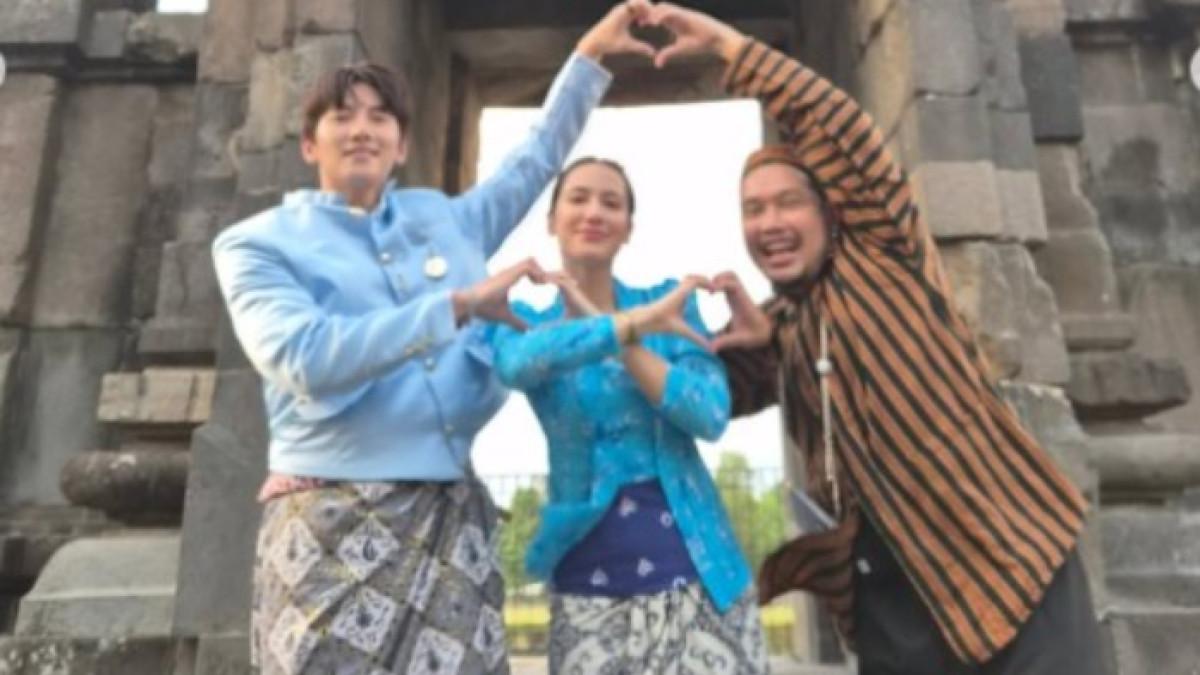 Ji Chang Wook dan Pevita Pearce kompak berpose ceria membentuk simbol hati dengan tangan.