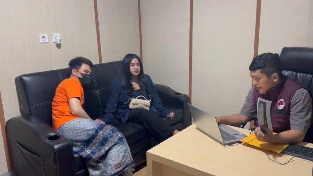 DIPERIKSA PAKAI SARUNG - Biasanya tampil modis dan trendi, kali ini Jonathan Frizzy mengenakan baju tahanan oranye yang dipadukan dengan sarung.