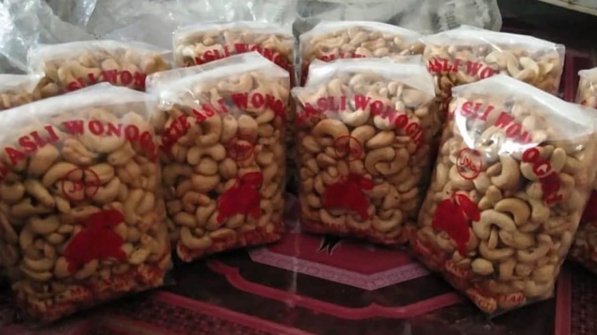 OLEH OLEH - kacang mete yang menjadi salah satu oleh-oleh khas Wonogiri paling populer.