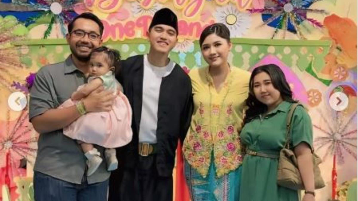 ULTAH CUCU MANTAN PRESIDEN - Kaesang tampil santai dalam balutan baju putih polos dengan celana panjang hitam longgar dan peci hitam, sementara Erina Gudono memancarkan keanggunan dalam kebaya kuning cerah berhias bordir bunga pink, dipadukan dengan jarik hijau toska.