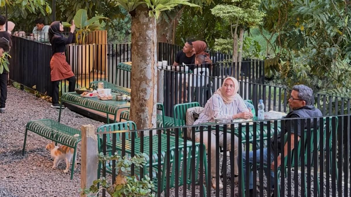KULINER BOGOR - Kalialas Riverside Bogor hadir dengan suasana alam, mini zoo, dan view sungai yang bikin betah berlama-lama.