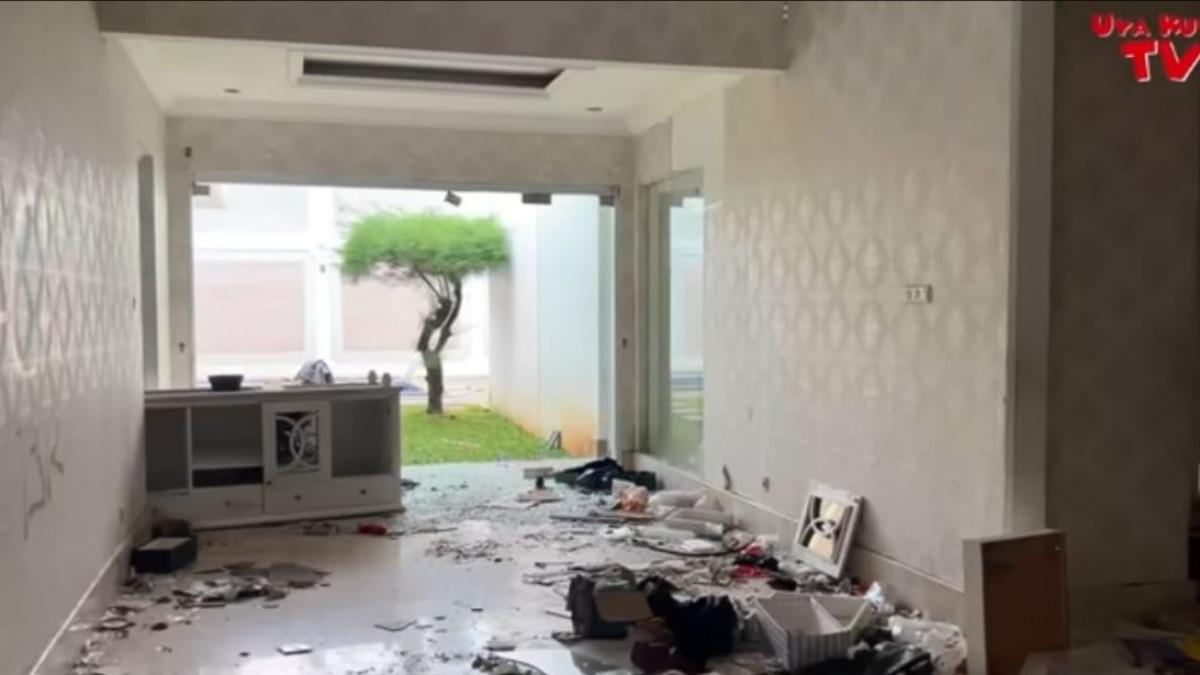 RUMAH UYA KUYA - Kamar putrinya, Cinta Kuya, juga tak luput dari penjarahan. Barang-barang kesayangannya hilang begitu saja.