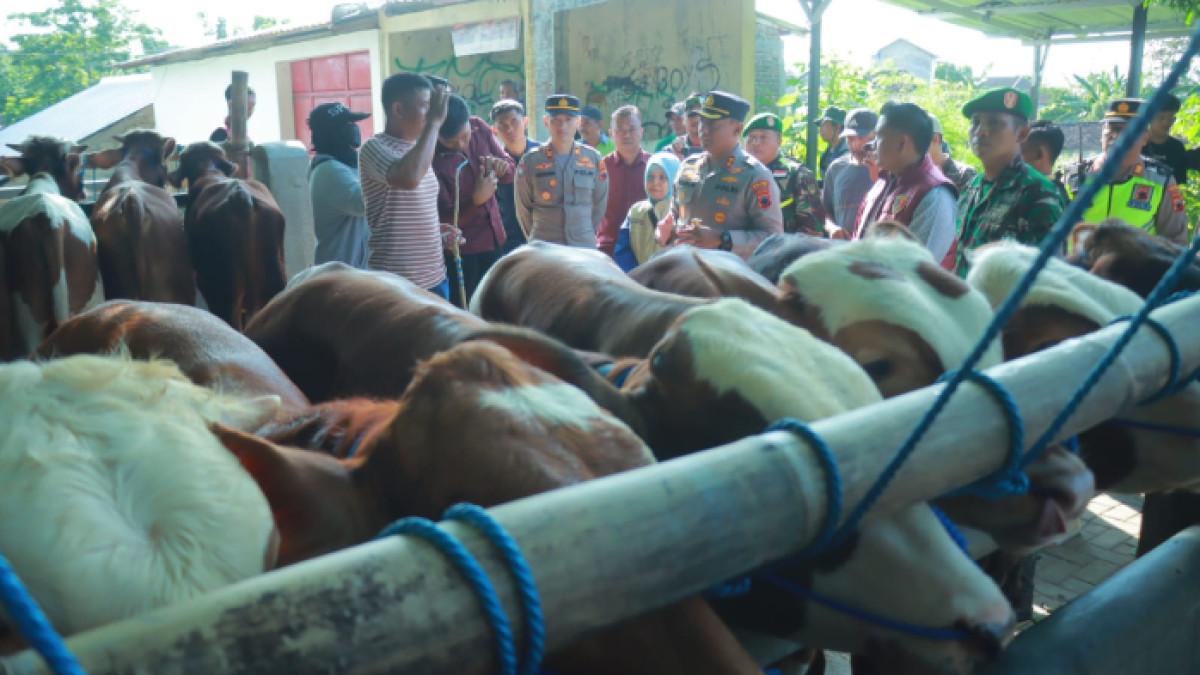 Kapolres Klaten AKBP Moh Faruk Rozi SH SIK MSi bersama jajaran melaksanakan patroli dan pemantauan di kawasan pasar hewan, Kamis (14/5/2026).