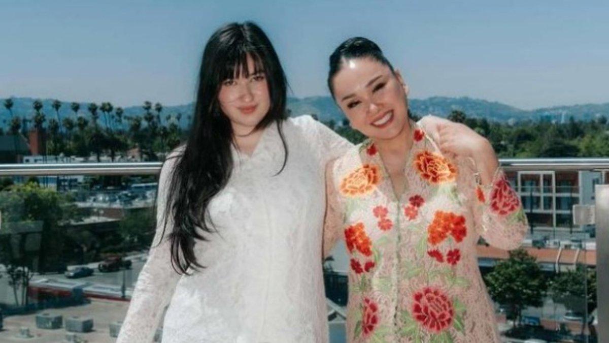 PERNIKAHAN STEPHANIE POETRI - Kehadiran sang ibu, Titi DJ, menambah nuansa emosional dalam acara tersebut. 