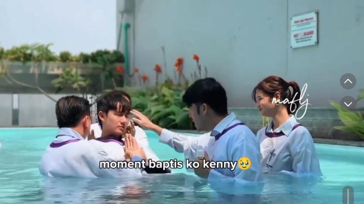 POTRET PEMBAPTISAN - Dalam potret yang beredar, wajah Kenny Austin tampak tenang dan tulus, seolah menggambarkan kesiapan batinnya sebelum menikah.