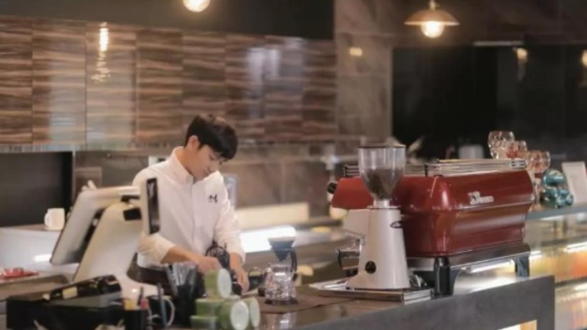 Kenny berperan sebagai Ravi, seorang barista asal Indonesia yang tinggal di Seoul.
