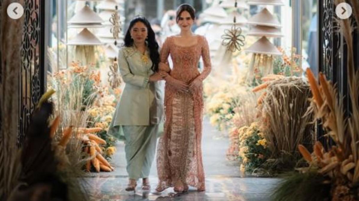 Keserasian penampilan El Rumi dan Syifa Hadju diperkuat oleh dekorasi acara karya Rangkai Riefinka. 