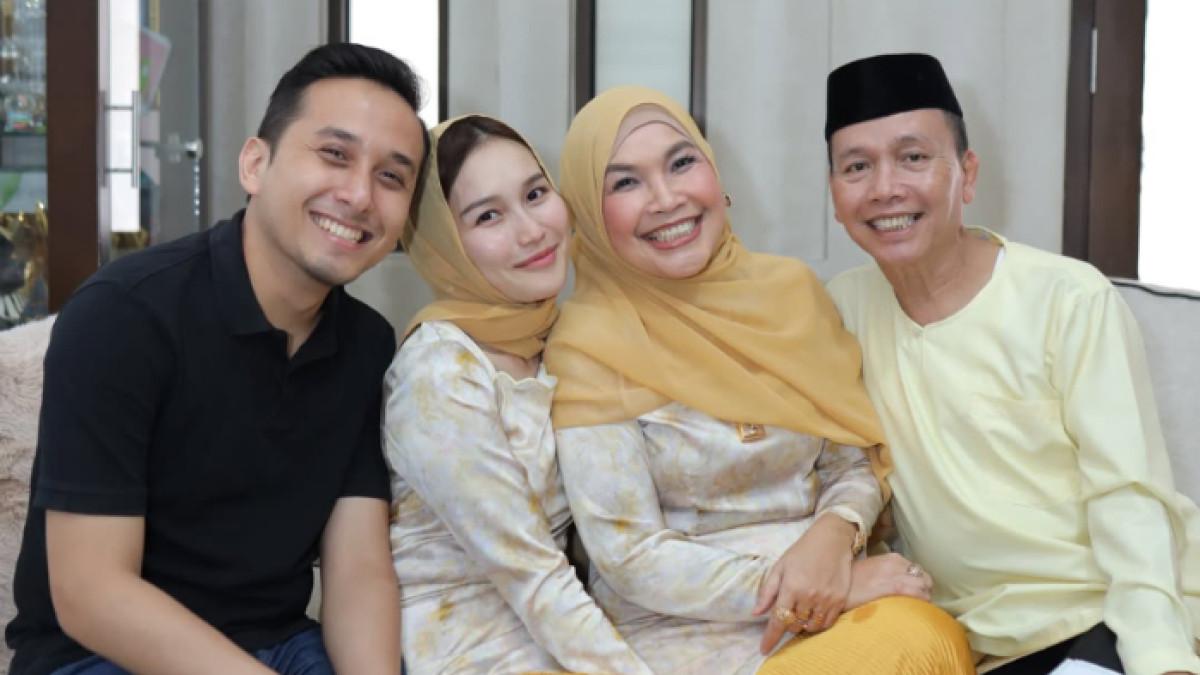 Kevin Gusnadi foto bareng keluarga Ayu Ting Ting di momen Idul Adha. Ia pun ramai didoakan berjodoh dengan sang biduan.