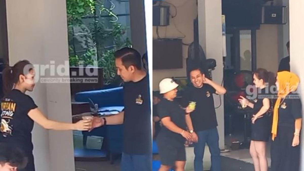 Kevin Gusnadi ikut meramaikan kegiatan kurban di rumah Ayu Ting Ting.
Ia dan Ayu Ting Ting bahkan memakai baju yang sama.