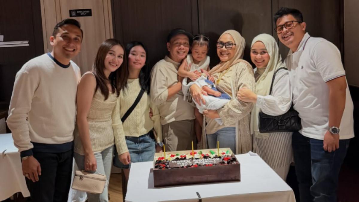 Abdul Rozak ulang tahun. Kevin Gusnadi ikut merayakan ulang tahun ayah Ayu Ting Ting.