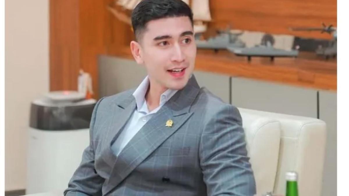 Kondisi tubuh aktor Verrell Bramasta saat muncul di ruang sidang DPR RI baru-baru ini menuai sorotan publik.
