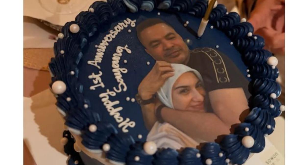 Kue itu dihiasi dengan foto Irish Bella dan Haldy Sabri, serta tulisan “Happy Anniversary” yang manis di bagian atasnya.