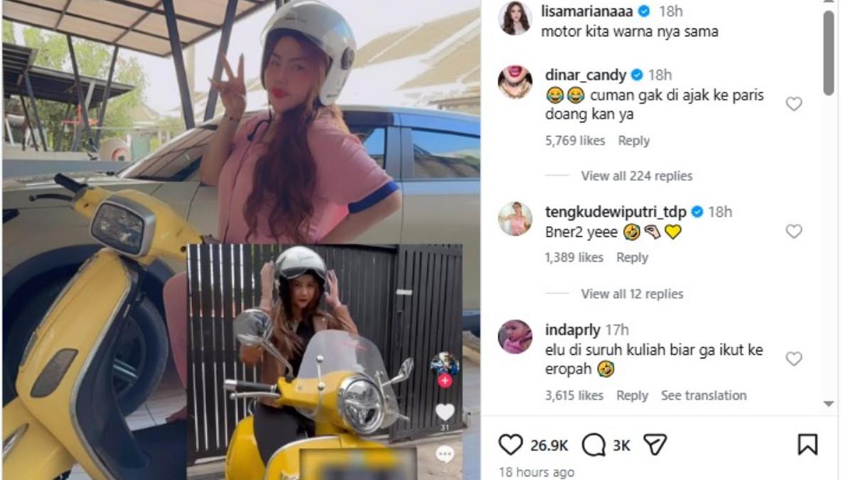 Lisa Mariana pamer motor Vespa matic berwarna kuning yang dimilikinya dengan Aura Kasih.