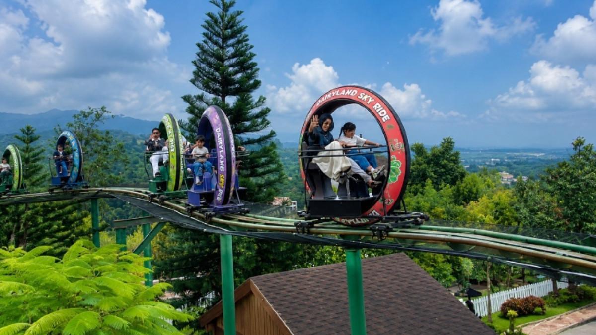 WISATA PRIGEN - Pengunjung nyobain wahana sky ride di Dairyland Farm Theme Park Prigen, Pasuruan, Jawa Timur