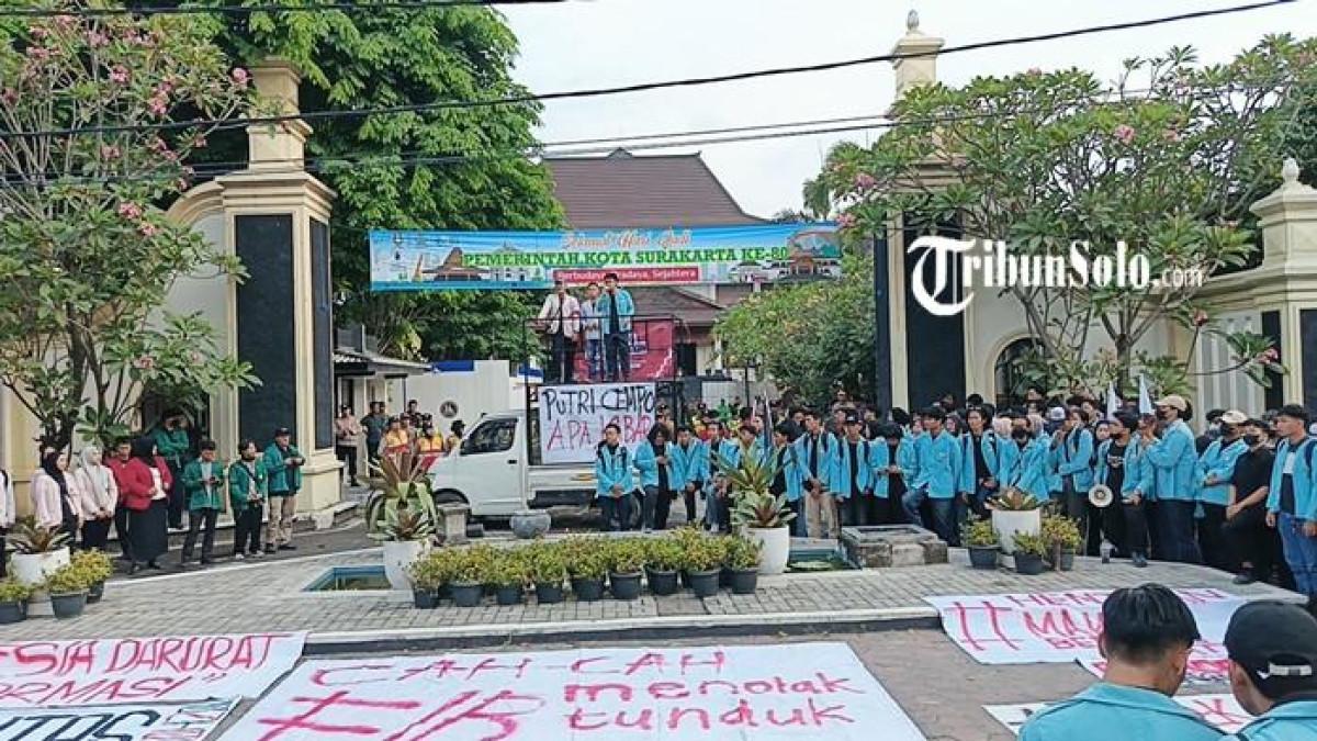 Demo Mahasiswa di Depan Gedung DPRD Solo Jateng, Batalkan RUU Polri ...