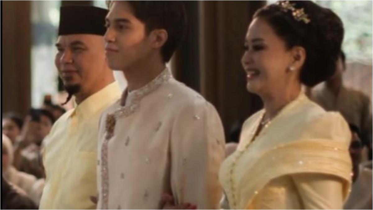 Maia Estianty dan Ahmad Dhani tampil serasi mengenakan busana bernuansa kuning muda.