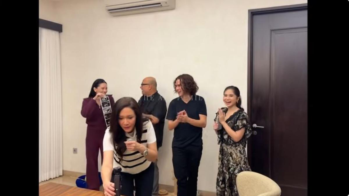 Meski terlihat ikut bahagia, Maia Estianty tampak lebih fokus merekam momen tersebut dengan kameranya yang kemudian mengundang pro dan kontra.