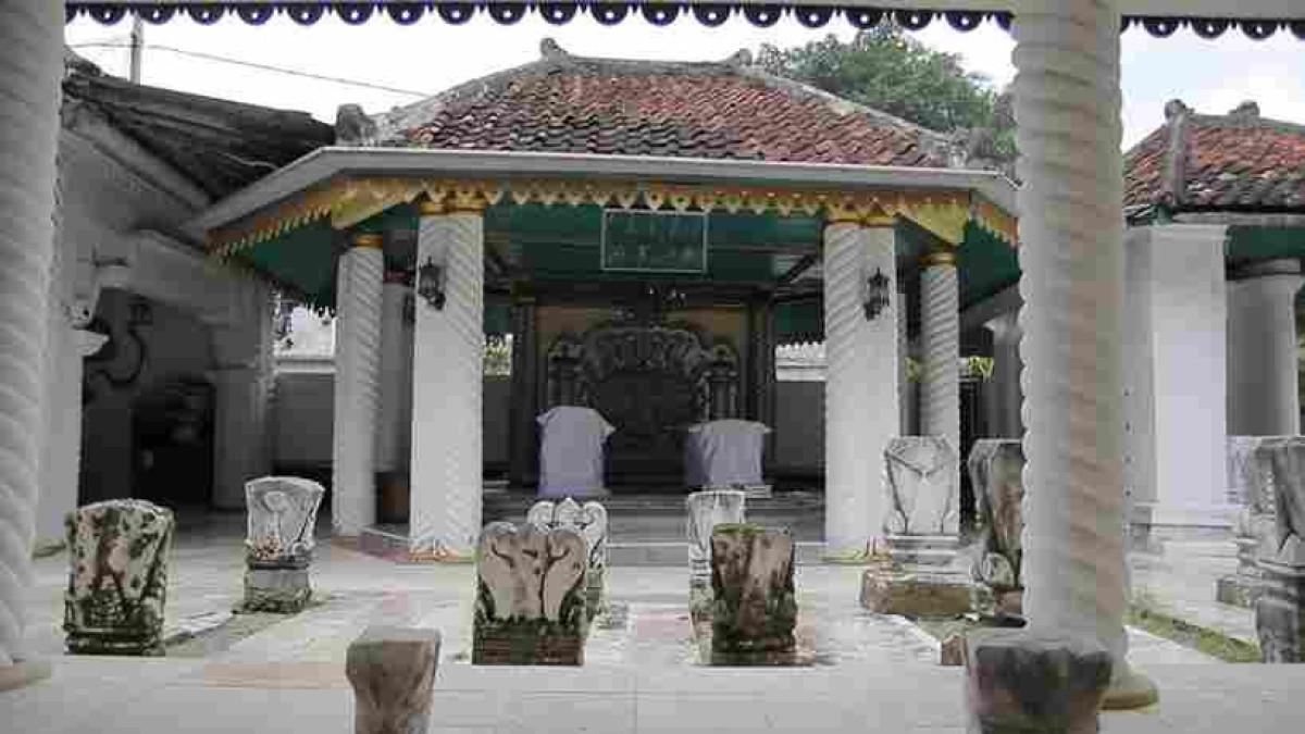 JEJAK ISLAM - Makam Kanjeng Sepuh Sidayu, Gresik, Jawa Timur