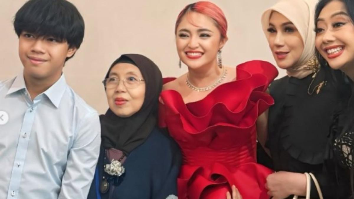 DEKAT DENGAN CALON MANTU - Marini Zumarnis jadi tamu undangan di premiere film terbaru Ariel Tatum LA TAHZAN.