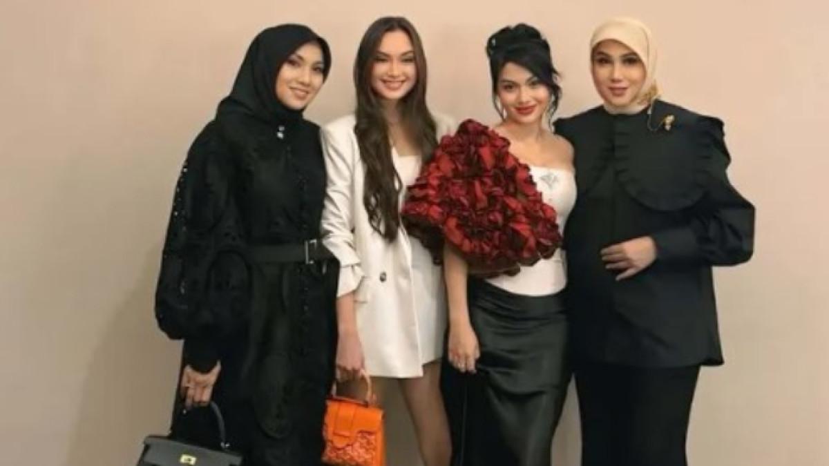 FOTO BARENG CALON MANTU - Marini Zumarnis tampil anggun mengenakan busana serba hitam. Foto bareng Ariel Tatum curi perhatian.
