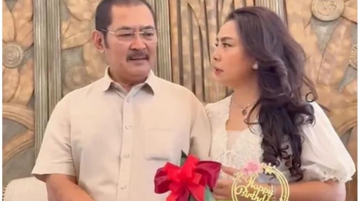 PERAYAAN ULTAH MAYANGSARI - Seperti tradisi yang selalu ia lakukan, Mayangsari menyiapkan tumpeng khusus untuk ulang tahunnya. 