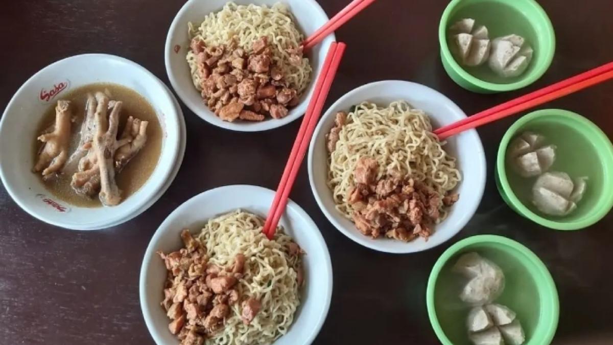PECINTA KULINER - Mie Ayam Bakso Mas Min (Perdata), kuliner enak di Tangerang, Banten yang cocok jadi menu makan siang.