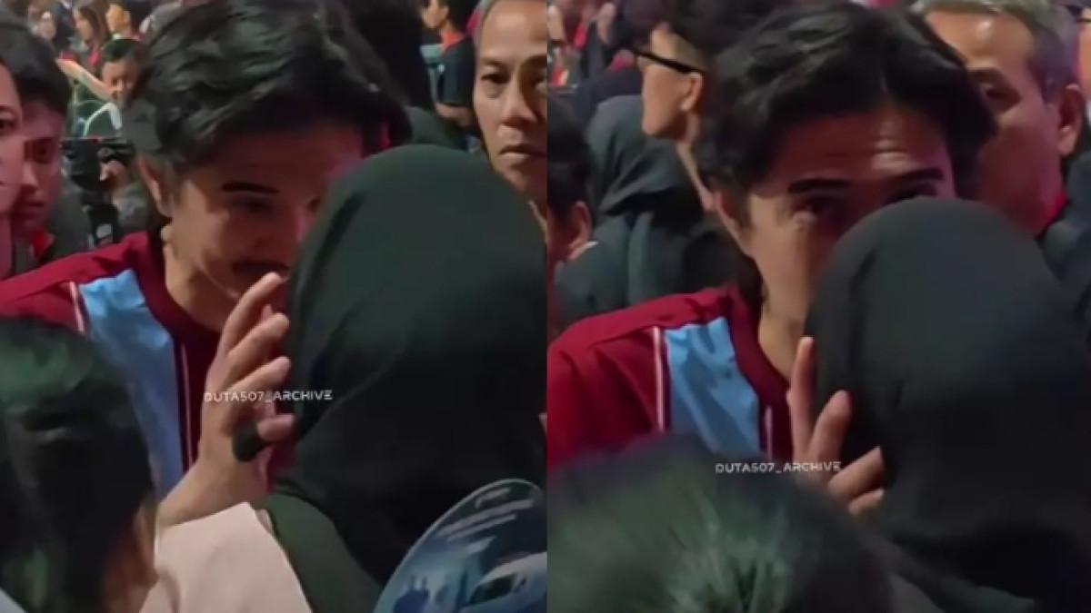 Momen manis saat Duta Sheila On 7 mendekati Adelia dan mencium kening sang istri setelah tanding Voli.