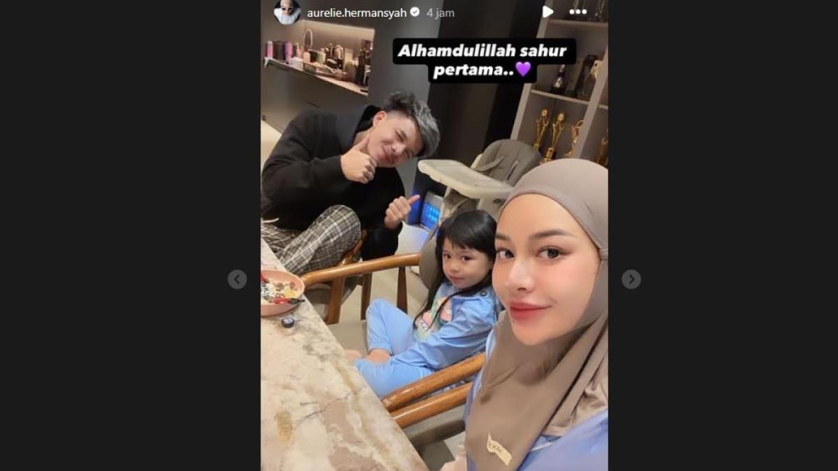 Seolah tak peduli dengan konflik tersebut, Aurel memperlihatkan keluarga bahagianya ketika sahur pertama di Ramadan 2026 ini.
